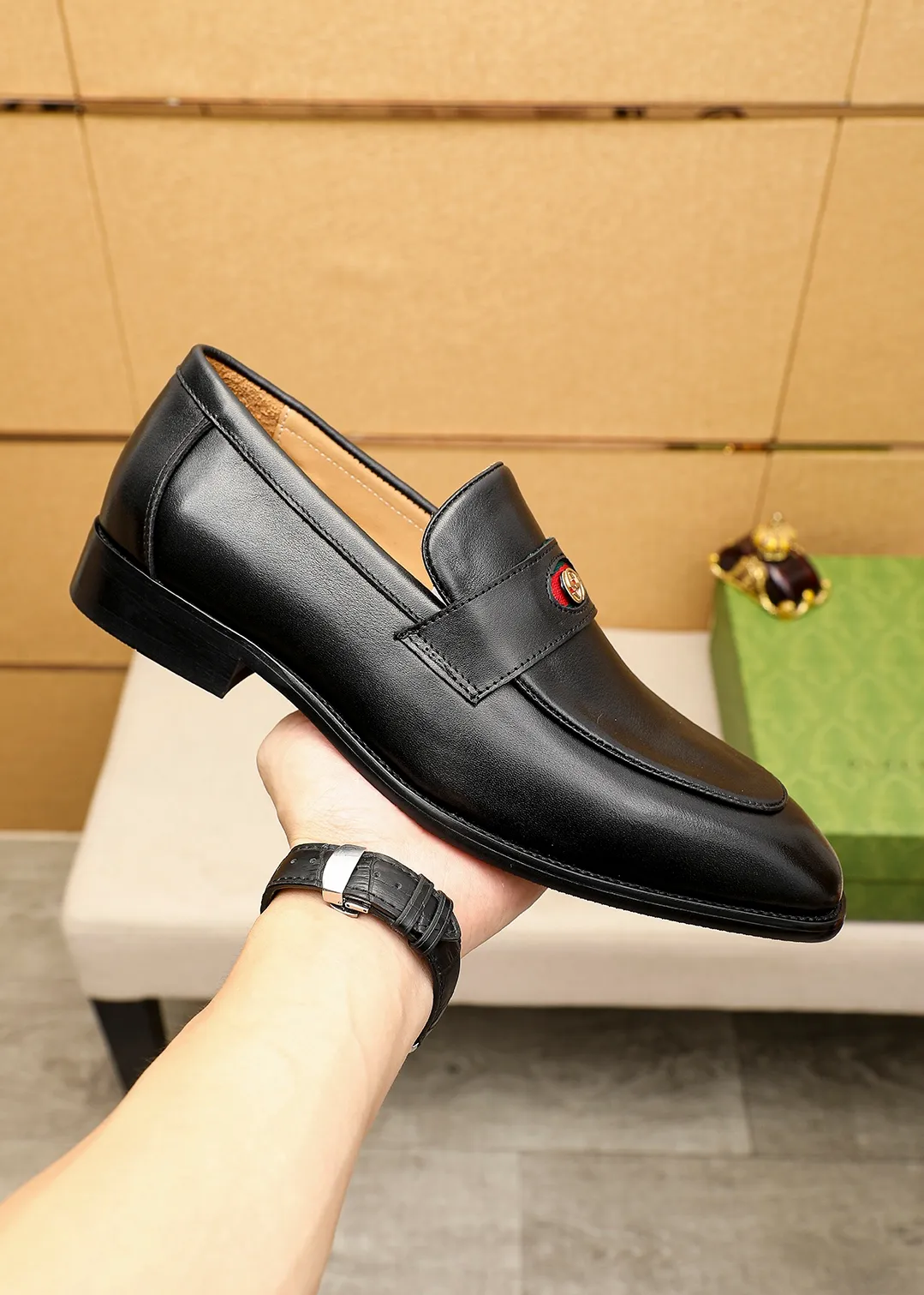 Men's shoes 💰442 💐 Product trademark: GUCCI "Gucci" casual leather shoes Regular size: 38-44 (45.46🉑️customized) Product materials: Selected imported first-layer calfskin upper + luxury hardware buckle, imported small dyed cowhide leather lining. Strong three-dimensional visual effect, combined outsole Color: 1⃣️color optional